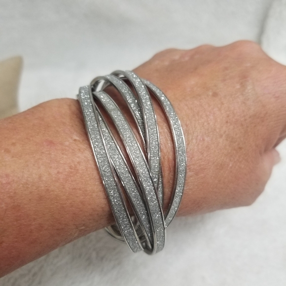 Silver intertwined bangles - Picture 2 of 4